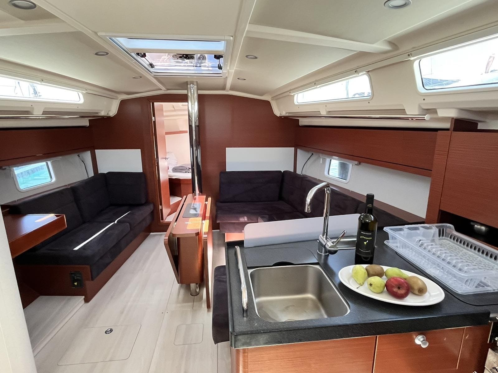 hanse-418-anyma-int1