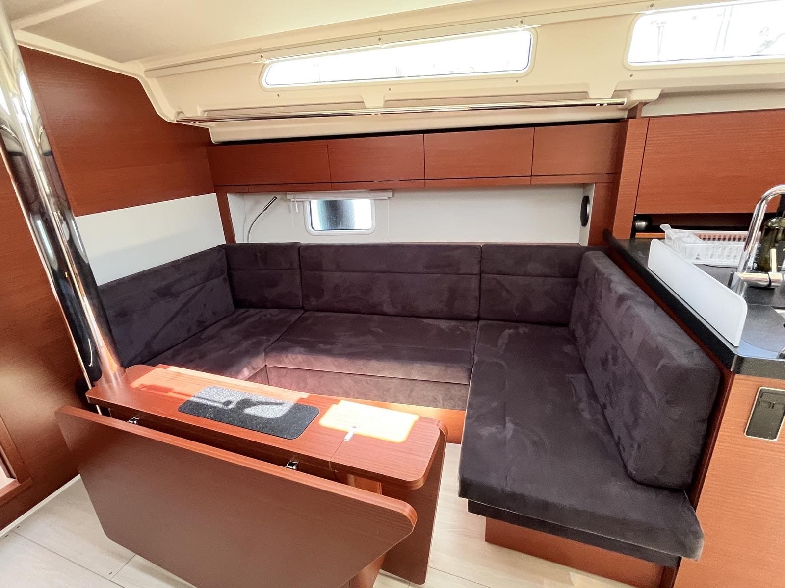 hanse-418-anyma-int2