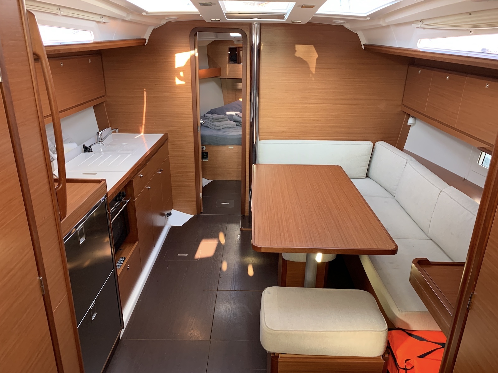 dufour-390-barracuda-int-1