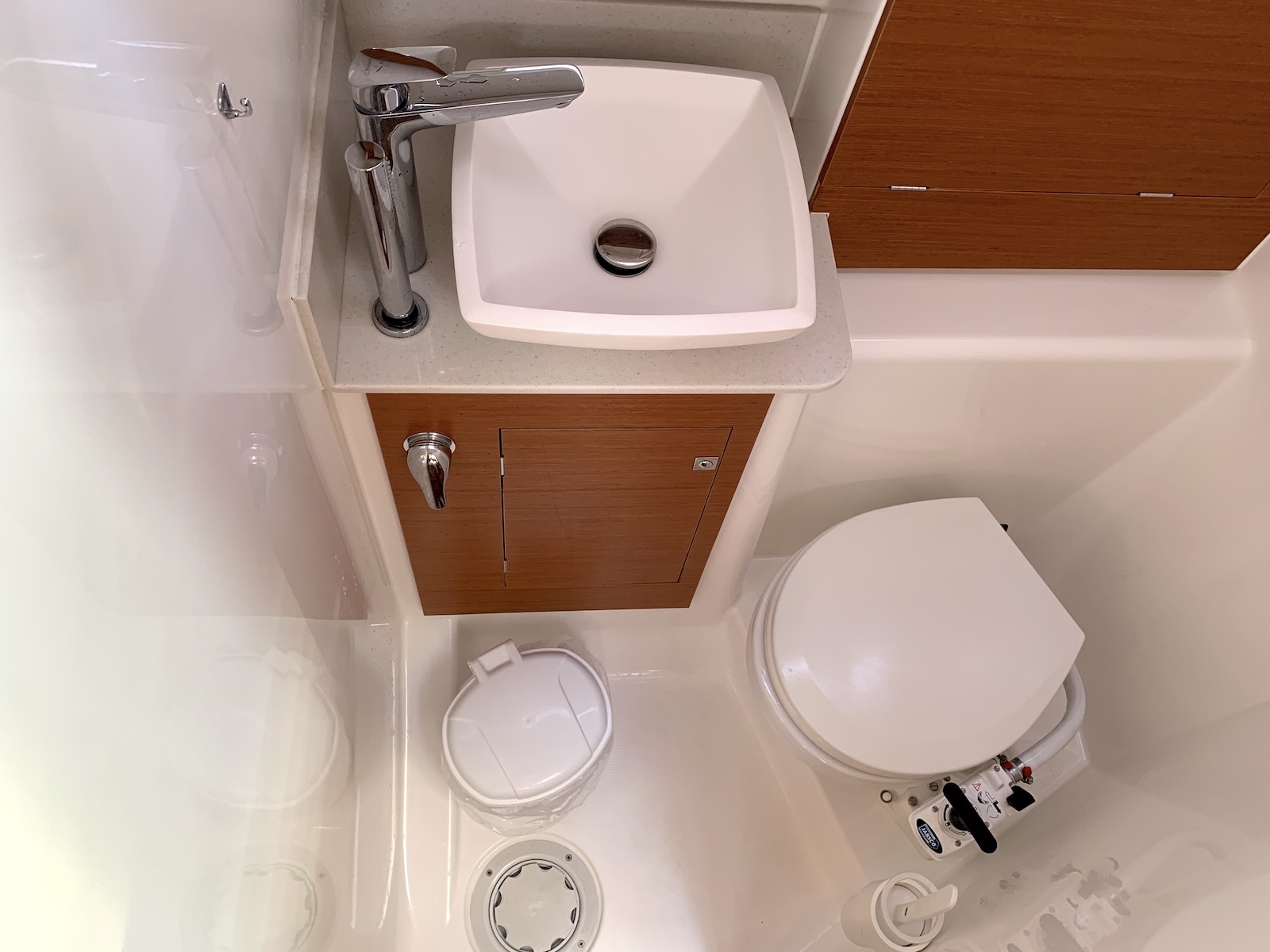dufour-390-barracuda-wc-1