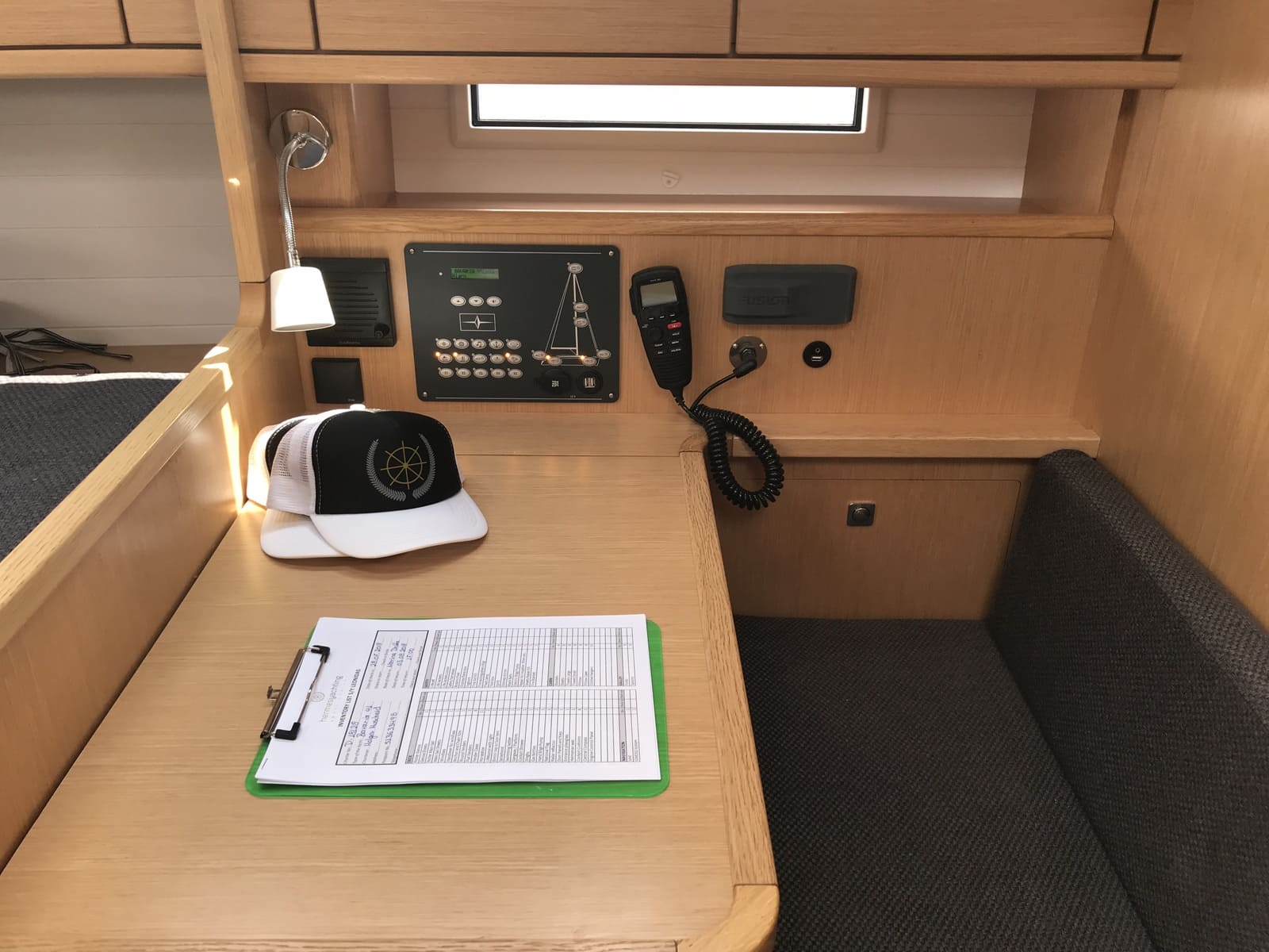 bavaria-cr41-leonidas-int-2