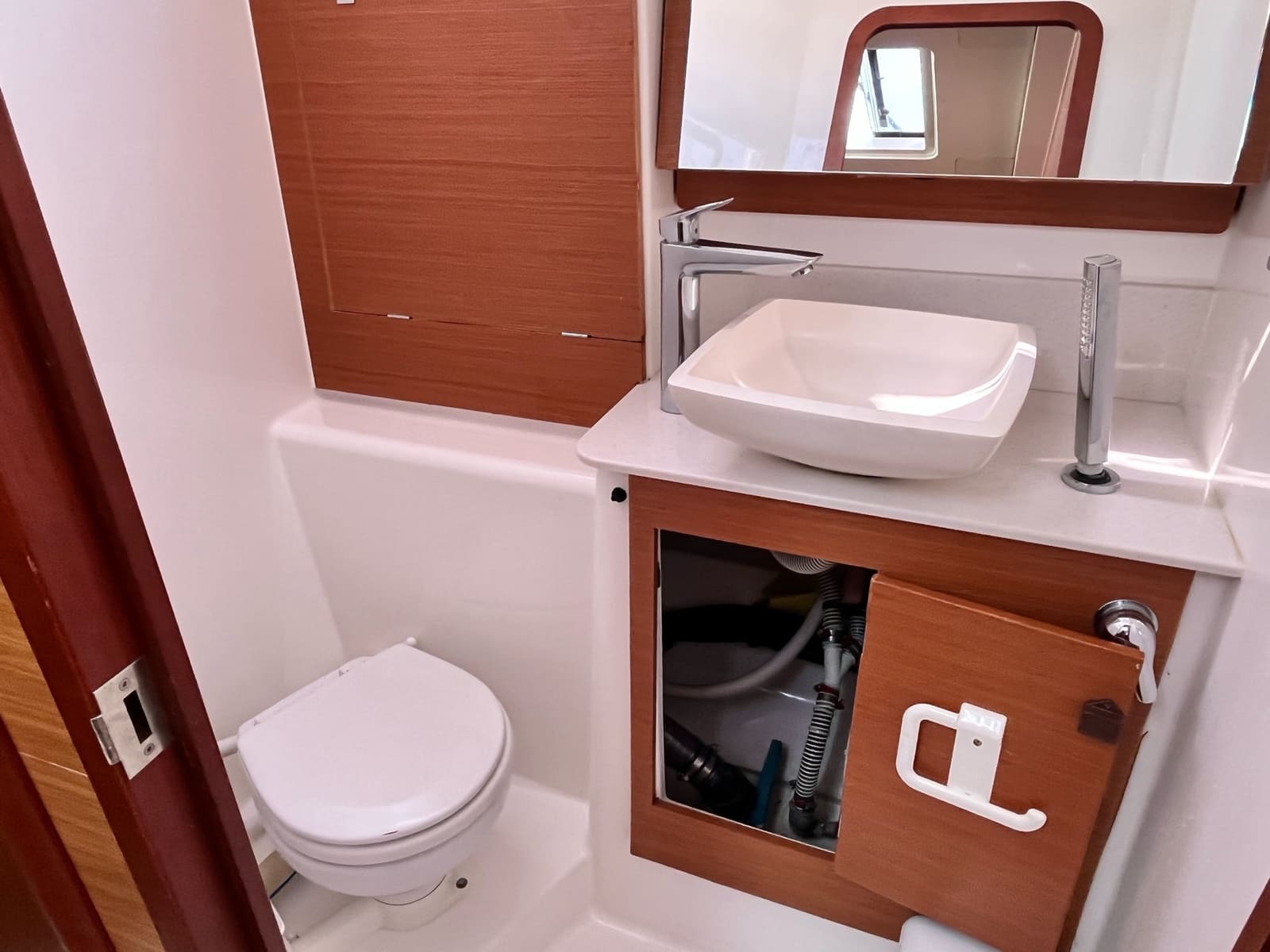 dufour-460-fishnchips-wc-1