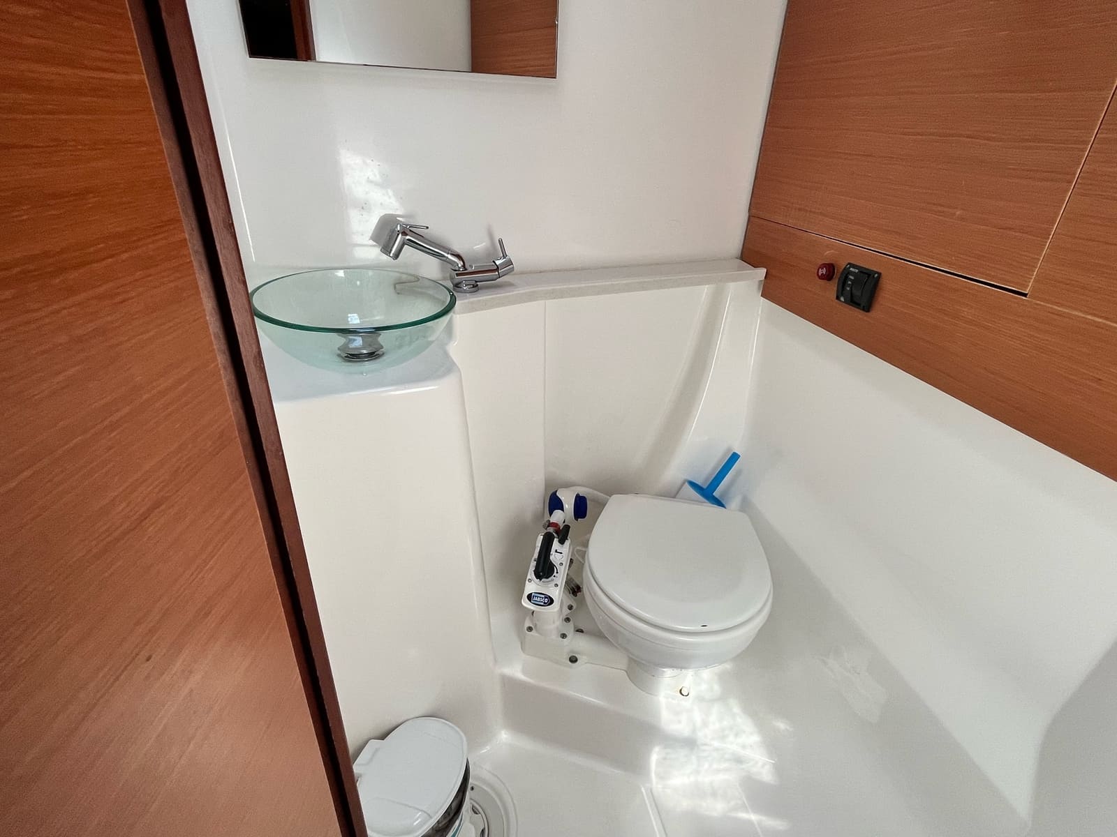 dufour-460-fishnchips-wc-2