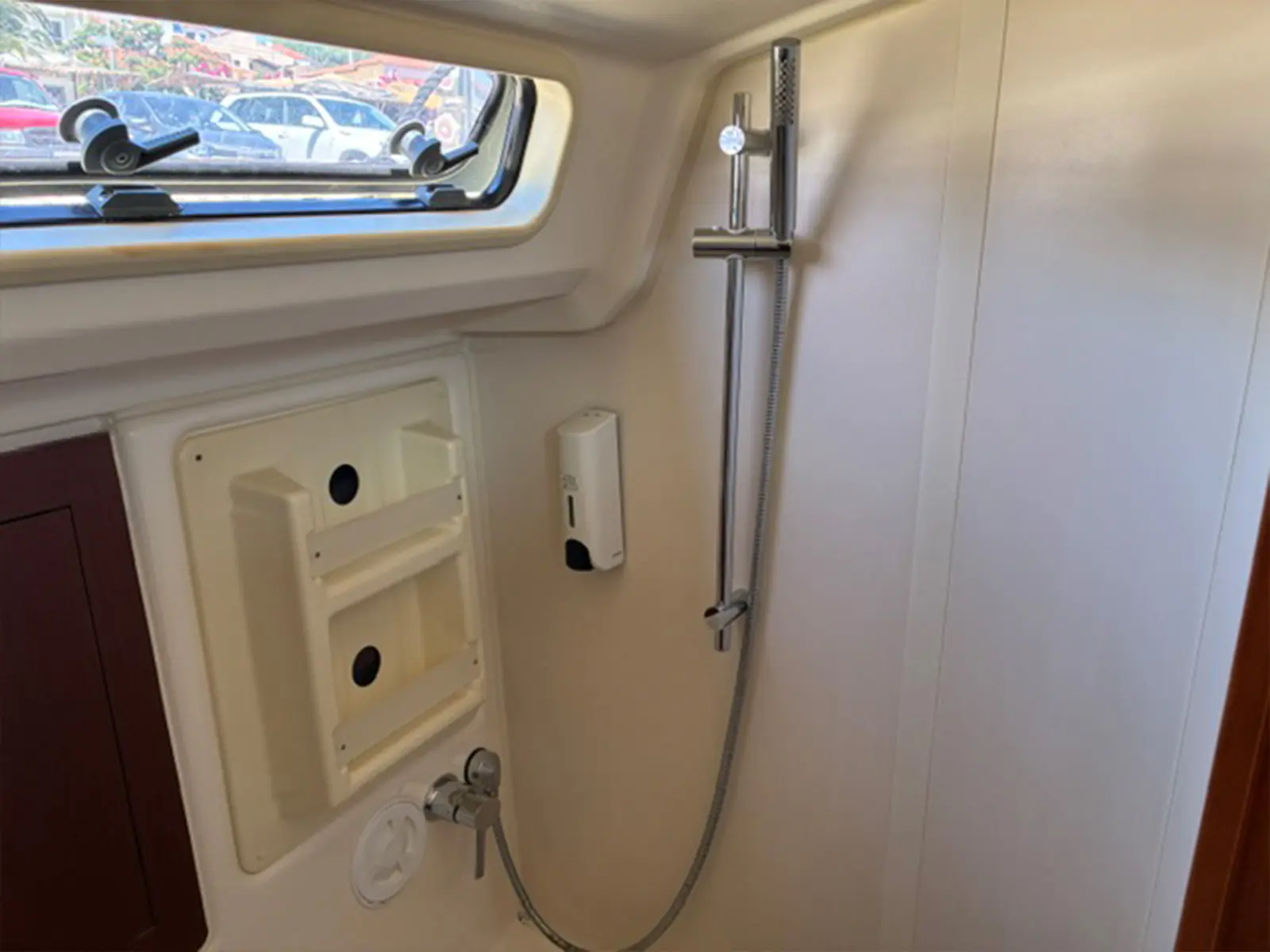 hanse-385-alkyoni-wc-2 hanse-385-alkyoni-wc-2