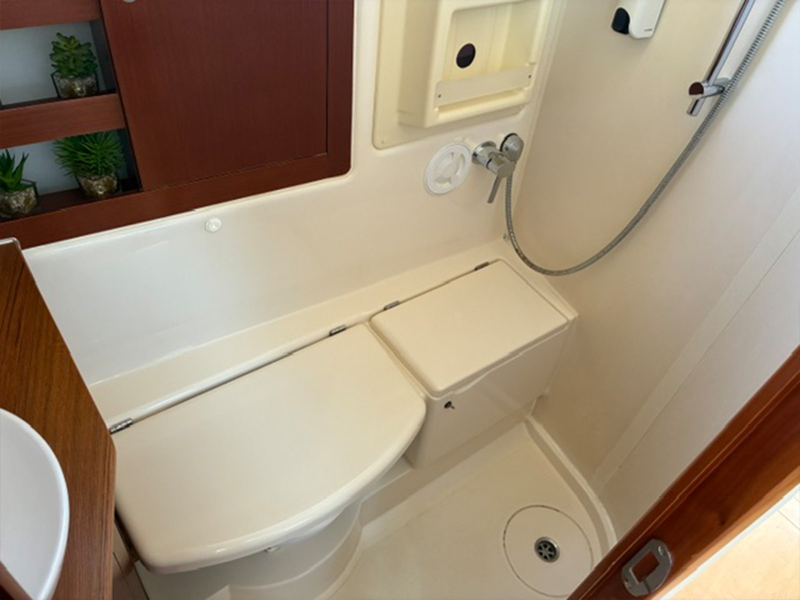 hanse-385-alkyoni-wc-3 hanse-385-alkyoni-wc-3